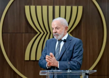 Lula quer discutir com Trump punição dada a ministros do STF