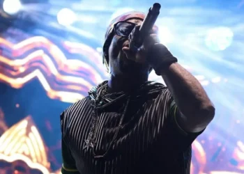 Toni Garrido explica mudança em letra de ‘Girassol’ e responde críticas