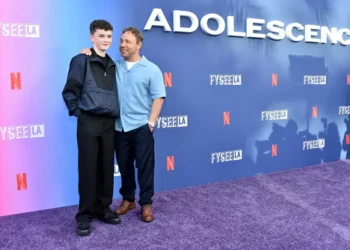 Criador da série ‘Adolescência’ convida pais a escreverem aos filhos para projeto editorial