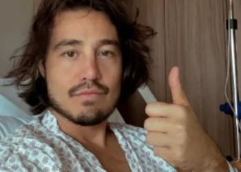 Tiago Iorc é internado às pressas com crise de hérnia de disco cervical