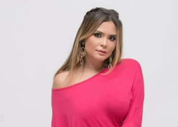 Geisy Arruda faz ensaio fotográfico com vestido rosa que a levou à fama 16 anos atrás