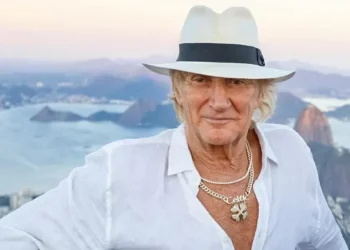 Rod Stewart visita o Cristo Redentor em férias no Brasil