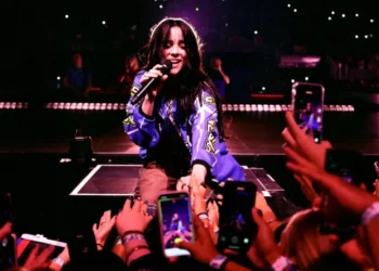 Fã puxa Billie Eilish e cantora cai em grade de proteção durante show