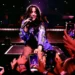 Fã puxa Billie Eilish e cantora cai em grade de proteção durante show