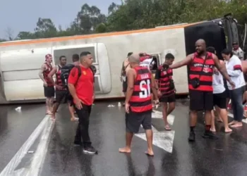 Ônibus com torcedores do Flamengo tomba na Dutra e deixa feridos