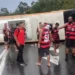 Ônibus com torcedores do Flamengo tomba na Dutra e deixa feridos