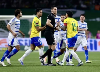 Em mais um jogo com arbitragem polêmica, Palmeiras empata com o Cruzeiro e abre vantagem na liderança