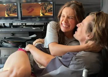 Millie Bobby Brown compartilha primeira foto da filha nas redes sociais