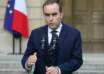 Premiê francês renuncia a poderes especiais no Parlamento e buscará acordos para aprovar orçamento de 2026