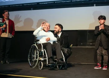 Mauricio de Sousa aparece de cadeira de rodas em pré-estreia de cinebiografia