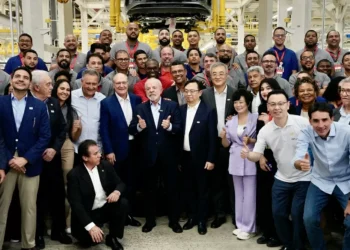 Brasil não tem preferência por países, diz Lula em inauguração de fábrica da chinesa BYD