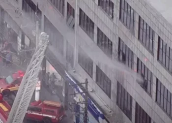 Prédio comercial pega fogo no Brás