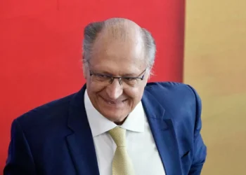‘Suspensão da sobretaxa de 40% pode ocorrer após eventual conversa entre Lula e Trump’, diz Alckmin