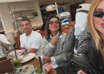 Vini Jr. e Virgínia voltaram? Jogador aparece mascarado em foto com a influenciadora em jantar em Mônaco