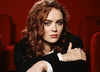 Atriz de ‘Stranger Things’ deseja boa sorte para quem vai fazer o Enem 2025