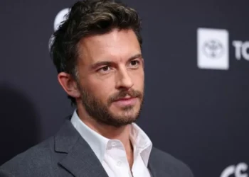 Quem é Jonathan Bailey, o primeiro gay eleito ‘Homem Mais Sexy do Mundo’