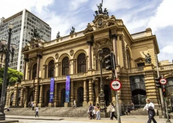 Músicos do Theatro Municipal declaram oposição à atual gestão e acionam Ministério Público