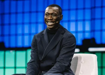 Khaby Lame, o tiktoker comediante que não abre a boca, veio a Lisboa pedir criatividade contra a IA