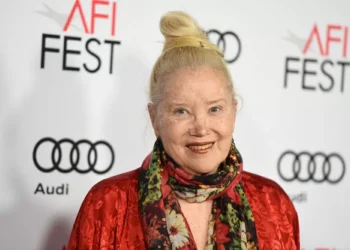 Morre Sally Kirkland, atriz vencedora do Globo de Ouro, aos 84 anos