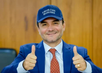 União Brasil avança para expulsar Celso Sabino após sua decisão de permanecer no governo Lula