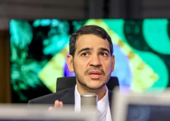 Messias pede reunião com bancada evangélica e intensifica ‘beija mão’ no Senado