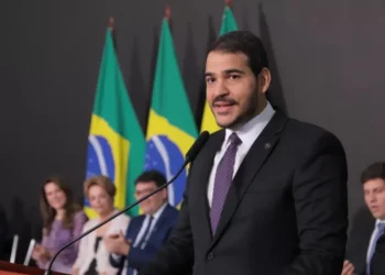 AGU pede que Gilmar reconsidere decisão sobre impeachment de ministros