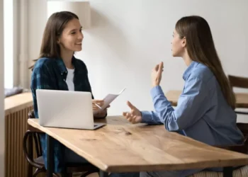 Primeiro emprego: 7 dicas para se destacar na entrevista em 2026