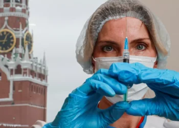 Líder do FDA liga vacinas contra covid a mortes de crianças e propõe mudanças