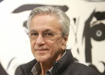 Artistas se reúnem em Copacabana em ato de Caetano Veloso para ‘devolver Congresso para o povo’