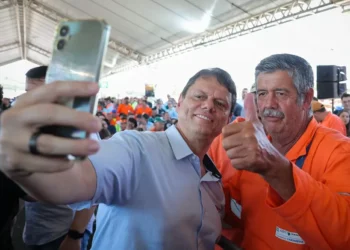 Tarcísio brinca com polêmica da Havaianas em vídeo sobre o Rodoanel