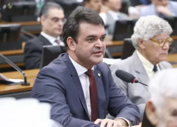 Deputado propõe rito rápido para cassar mandato deputados condenados