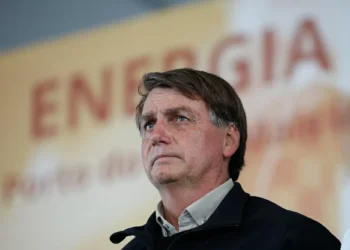 Médicos de Bolsonaro avaliam procedimento incomum para crise de soluço