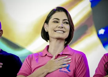 Michelle vence queda de braço e PL retira apoio a Ciro no Ceará