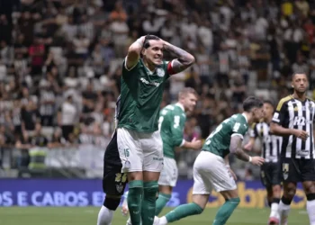 Palmeiras faz 3 a 0 no Atlético, mas reage tarde no Brasileirão e vê o Flamengo ser campeão