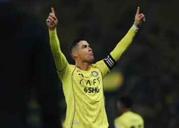 Cristiano Ronaldo marca 2, ajuda Al Nassr a vencer e fica a 44 gols do milésimo