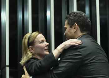 Gleisi reage a Alcolumbre e nega negociação de cargos em meio à crise com o Congresso