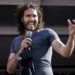 Comediante Russell Brand é alvo de novas acusações de estupro e agressão sexual