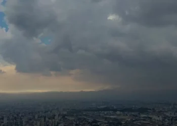 Chuva em SP gera alagamento, deixa pessoas ilhadas e interrompe circulação de trens