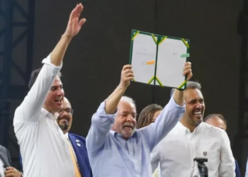 Camilo Santana celebra reajuste do piso dos professores: ‘Investir na Educação é garantir melhores condições’