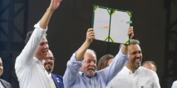 Camilo Santana celebra reajuste do piso dos professores: ‘Investir na Educação é garantir melhores condições’