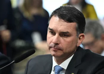 Flávio chama Moraes de ‘ser abjeto’ e diz que Bolsonaro precisa de cuidados fora da prisão