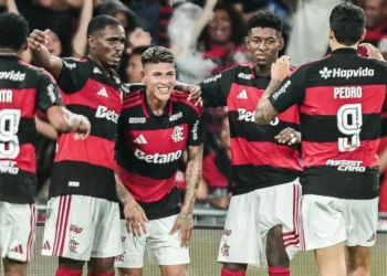 Avião do Flamengo voa em círculos por São Paulo devido ao mau tempo