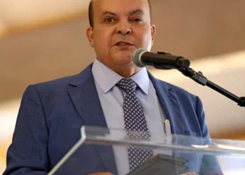 Oposição no DF pede impeachment de Ibaneis após citação por Vorcaro