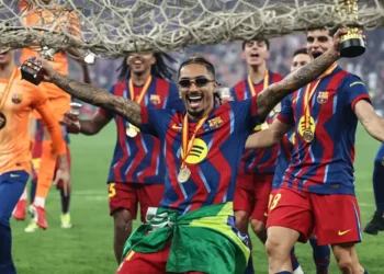 Com dois de Raphinha, Barcelona supera Real Madrid e conquista a Supercopa da Espanha