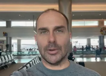 Eduardo Bolsonaro reage à ordem da PF e diz que não voltará ao Brasil: ‘Não entregarei meu cargo’