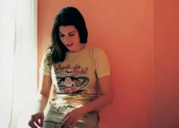 Amigas de Amy Winehouse arrecadaram mais de R$ 5 milhões com itens leiloados sem autorização