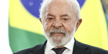 Antes de viagem ao Panamá, Lula conversa com presidente Mulino