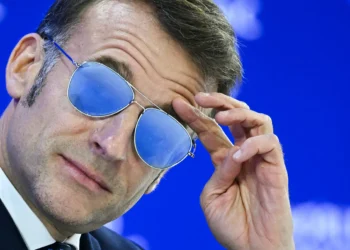 Óculos escuros estilo aviador de Macron podem virar hit fashion