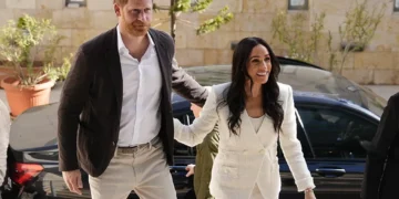 Enquanto Kate brilha em Londres, Meghan aposta em minimalismo