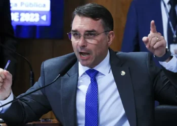 Após atrito dentro do PL, Flávio Bolsonaro pede apoio de ‘todes’ nas eleições